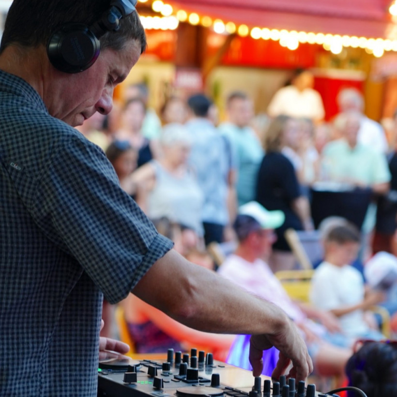 DJ spielt am DJ-Pult