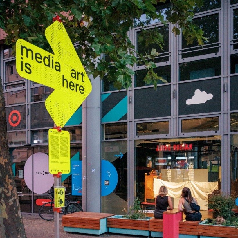 Pfeil mit der Aufschrift „Media art is here“