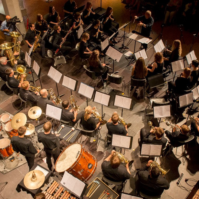 Orchester spielt.