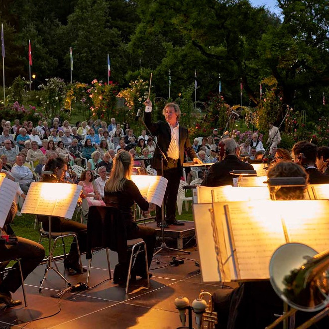 Dirigent leitet ein Orchester.